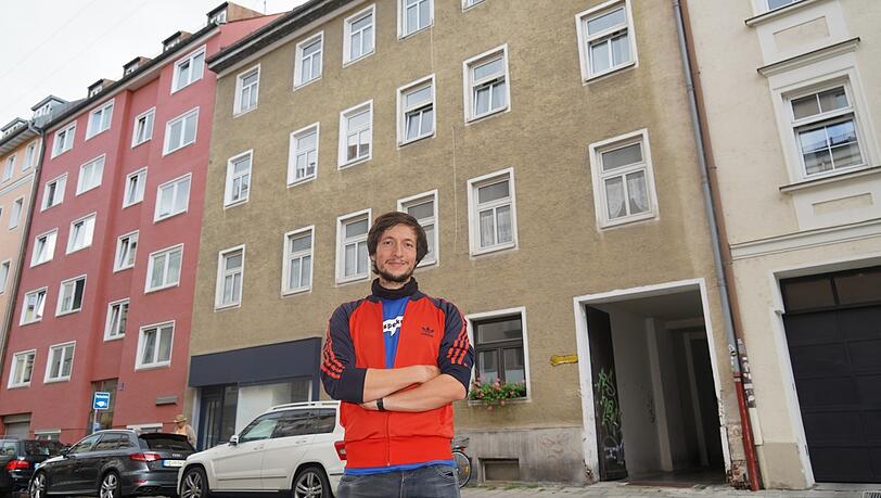 Mieteraktivist Christian Schwarzenberger vor einem vierstöckigen Wohnhaus in der Zieblandstraße, in dem mehrere Wohnungen unbewohnt sind.