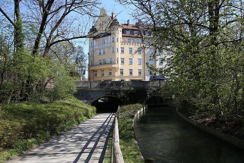 Unten Idylle in der Isartalstraße am Westermühlbach, oben tobt der Verkehr auf der Kapuzinerstraße.