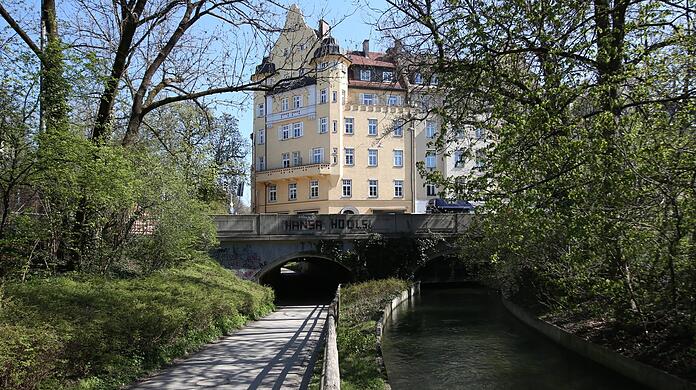Unten Idylle in der Isartalstraße am Westermühlbach, oben tobt der Verkehr auf der Kapuzinerstraße.