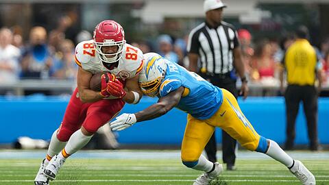 Travis Kelce (l) von den Kansas City Chiefs wird von Denzel Perryman von den Los Angeles Chargers gestoppt.