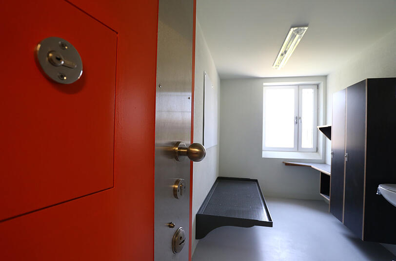 Blick in eine Einzelzelle der Justizvollzugsanstalt Augsburg-Gablingen .