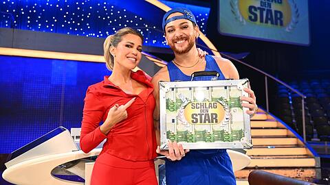 Sylvie Meis freut sich mit Gewinner Riccardo Simonetti.