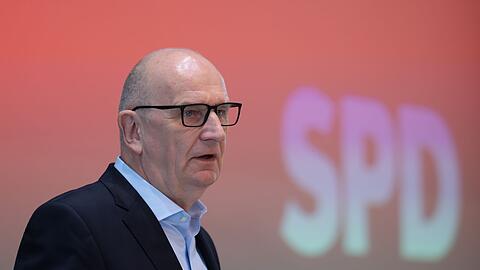 Brandenburgs Ministerpr&auml;sident Dietmar Woidke warb auf dem SPD-Parteitag um Zustimmung f&uuml;r den Koalitionsvertrag mit der CDU .