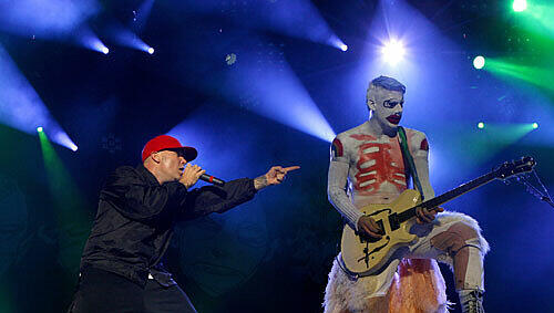 Fred Durst (l) und seine Band Limp Bizkit heizten den bibbernden Zuschauern mit ordentlichem Gitarrensound ein. Fred Durst (l) und seine Band Limp Bizkit heizten den bibbernden Zuschauern mit ordentlichem Gitarrensound ein.