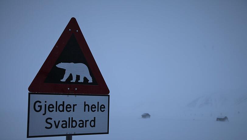 Ein Schild warnt auf Spitzbergen vor Eisbären. (Symbolbild) Ein Schild warnt auf Spitzbergen vor Eisbären. (Symbolbild)