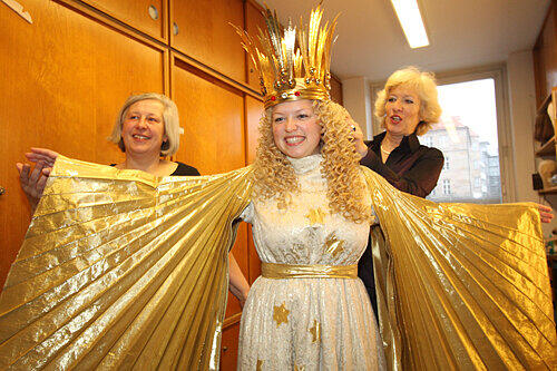 Johanna ist vom Christkind-Kostüm begeistert. Auch Obergewandmeisterin Eva Weber (l.) und Maskenbildnerin Helke Hadlich sind zufrieden.