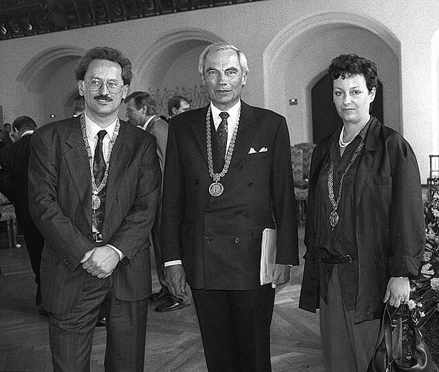 Lang ist&rsquo;s her: Am 2. Mai 1990 werden Sabine Csampai und Christian Ude zu Bürgermeistern gewählt. Mittendrin: Alt-OB Georg Kronawitter, der Vater von Rot-Grün.