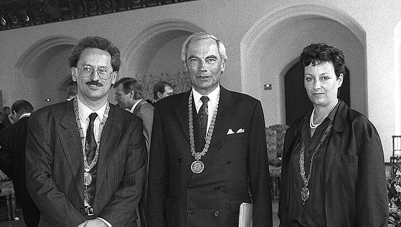 Lang ist’s her: Am 2. Mai 1990 werden Sabine Csampai und Christian Ude zu Bürgermeistern gewählt. Mittendrin: Alt-OB Georg Kronawitter, der Vater von Rot-Grün. Lang ist’s her: Am 2. Mai 1990 werden Sabine Csampai und Christian Ude zu Bürgermeistern gewählt. Mittendrin: Alt-OB Georg Kronawitter, der Vater von Rot-Grün.