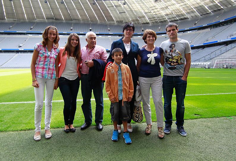 Am Donnerstag um 11.00 Uhr wurde Javier Martínez offiziell vorgestellt. Die Bilder von der Pressekonferenz in der Allianz Arena. Hier ist die Familie von Martínez.