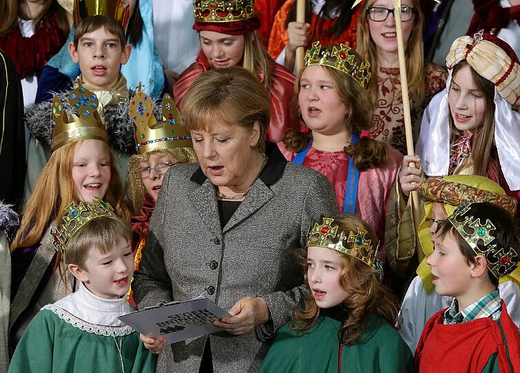 Bundeskanzlerin Angela Merkel hat Sternsinger im Kanzleramt empfangen. Die Sternsinger bringen seit 1984 ihren Segen "Christus mansionem benedicat" ("Christus segne dieses Haus") ins Kanzleramt.