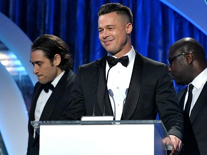 Hollywood-Star Brad Pitt (Mitte) mit aktuellem Kurzhaarschnitt