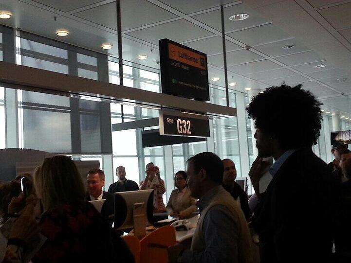Schlange stehen: Bayern-Verteidiger Dante beim Check-In am Münchner Flughafen.