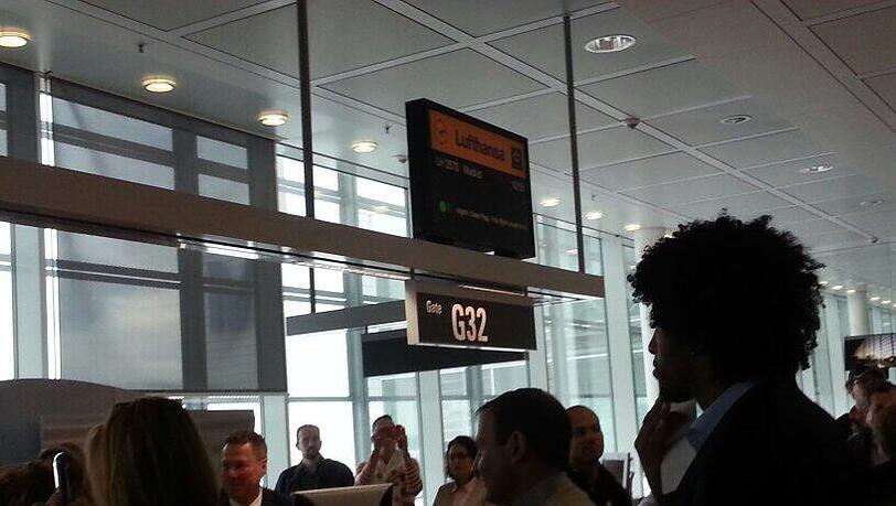 Schlange stehen: Bayern-Verteidiger Dante beim Check-In am Münchner Flughafen. Schlange stehen: Bayern-Verteidiger Dante beim Check-In am Münchner Flughafen.