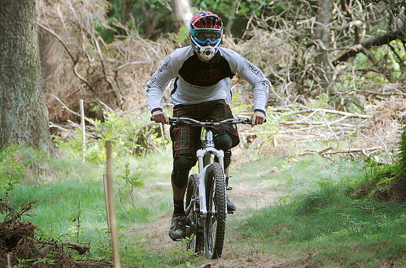 Das Radfahren auf geeigneten Wegen im Wald ist laut einem aktuellen Urteil in Bayern grundsätzlich erlaubt. Eine genaue Definition, welche Wege geeignet sind, fehlt jedoch bisher.