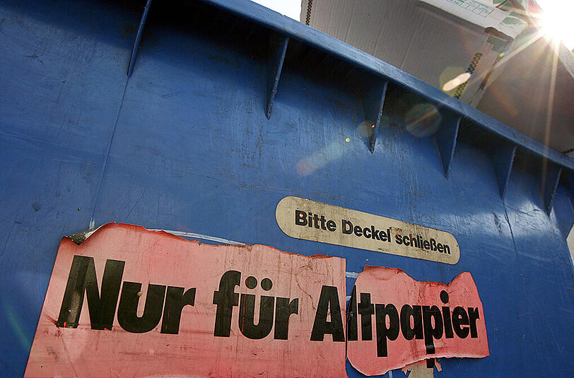 In Bielefeld hat ein Flaschensammler eine Leiche in einem Altpapiercontainer gefunden.