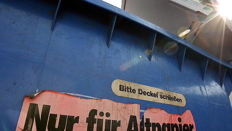 In Bielefeld hat ein Flaschensammler eine Leiche in einem Altpapiercontainer gefunden. In Bielefeld hat ein Flaschensammler eine Leiche in einem Altpapiercontainer gefunden.