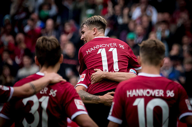 Hannovers Felix Klaus (M) bejubelt sein Tor zum 2:0 gegen den FC St. Pauli.