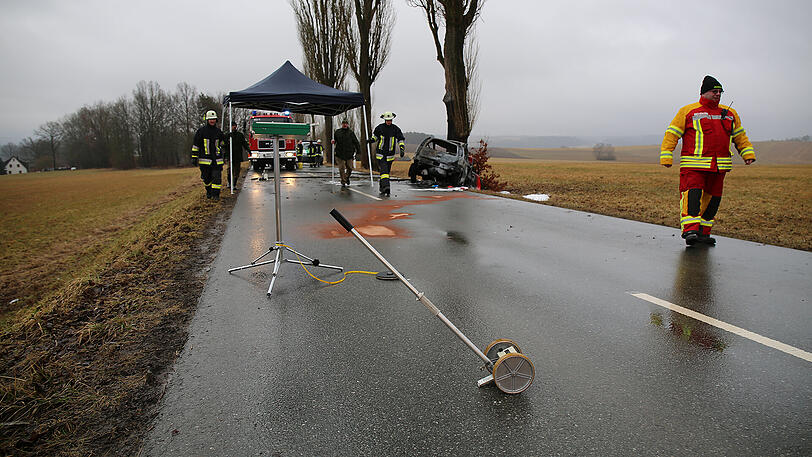 Das Auto ist vollkommen ausgebrannt, der Fahrer tot. Die Feuerwehr konnte nichts mehr für ihn tun.
