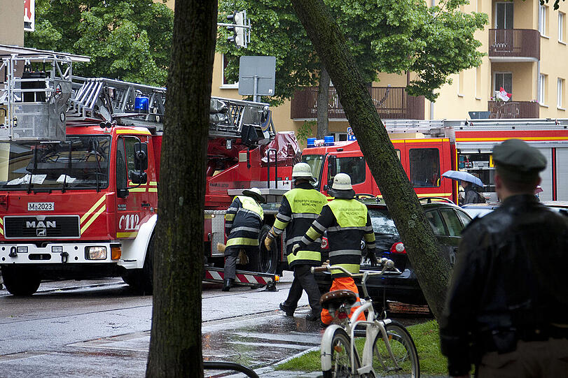 Dann packen die Feuerwehrler ihre Geräte aus.