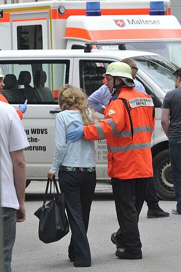 Der Kleinwagen liegt quer, die Fahrerin wurde leicht verletzt.