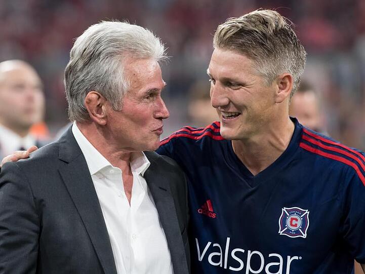 Bastian Schweinsteiger (r) von Chicago und der ehemalige Trainer von München, Jupp Heynckes begrüßen sich. F. Foto: Sven Hoppe/dpa