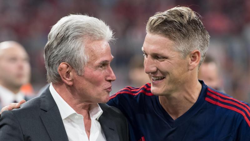 Bastian Schweinsteiger (r) von Chicago und der ehemalige Trainer von München, Jupp Heynckes begrüßen sich. F. Foto: Sven Hoppe/dpa Bastian Schweinsteiger (r) von Chicago und der ehemalige Trainer von München, Jupp Heynckes begrüßen sich. F. Foto: Sven Hoppe/dpa