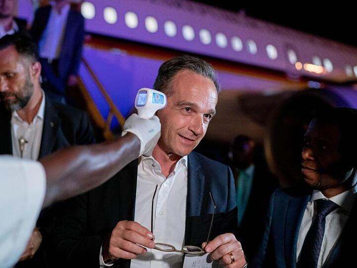 Bei seiner Ankunft in Goma wird die Temperatur von Heiko Maas gemessen.