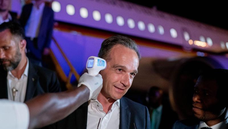 Bei seiner Ankunft in Goma wird die Temperatur von Heiko Maas gemessen. Bei seiner Ankunft in Goma wird die Temperatur von Heiko Maas gemessen.