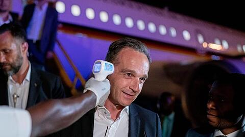 Bei seiner Ankunft in Goma wird die Temperatur von Heiko Maas gemessen.