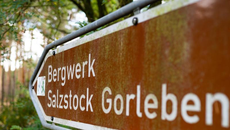Ein Schild zeigt den Weg zum ehemaligen Erkundungsbergwerk Gorleben.