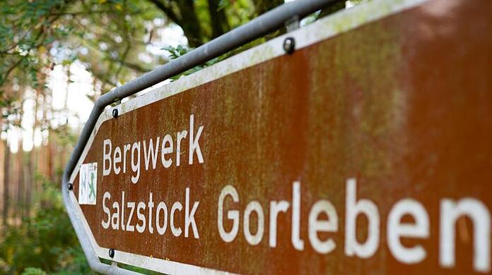 Ein Schild zeigt den Weg zum ehemaligen Erkundungsbergwerk Gorleben.