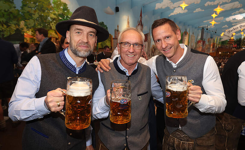 Die Löwen beim traditionellen Wiesn-Besuch im "Himmel der Bayern", dem Hacker-Pschorr-Festzelt.