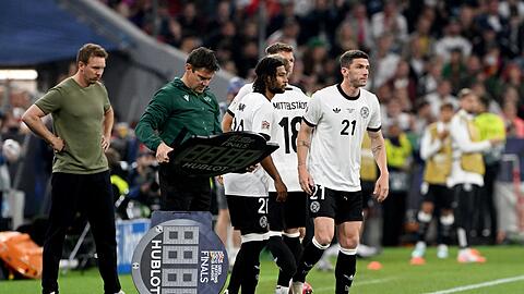 Nächster missglückter Dreifach-Wechsel: Bundestrainer Julian Nagelsmann (l) bringt beim Stand von 1:0 Serge Gnabry, Niclas Füllkrug und Robin Gosens.