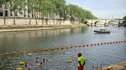 Zur Eröffnung der drei neuen Freibäder in der Seine standen die ersten Schwimmerinnen und Schwimmer schon morgens Schlange.