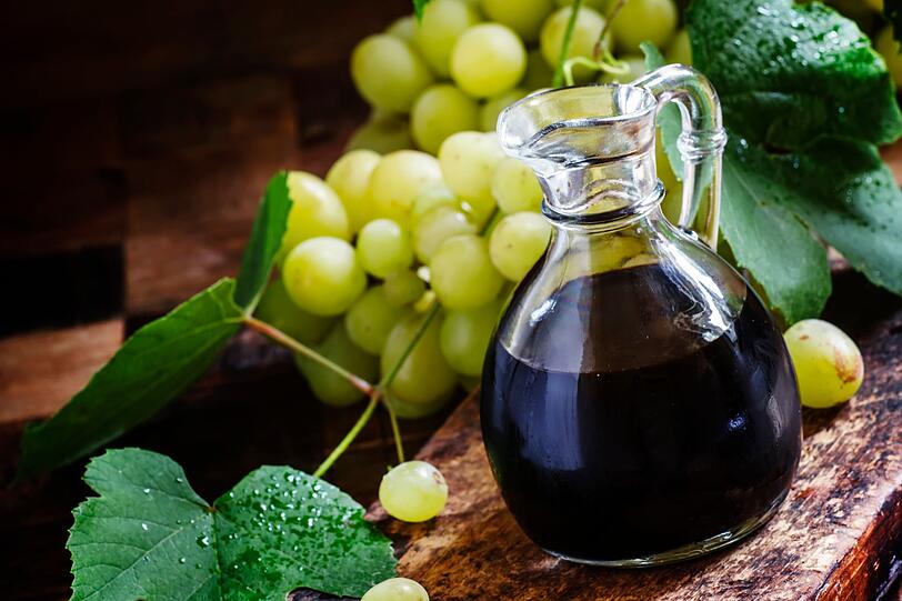 Dann lieber selbstgemachtes Dressing. Doch auch da gibt es Stolperfallen. Vielen Balsamico-Essigen wird Zuckerkul&ouml;r beigemischt, damit sie sch&ouml;n dunkel aussehen. Zusammen mit verdickender Maisst&auml;rke treibt das die Kalorienanzahl des Balsamico in die H&ouml;he.