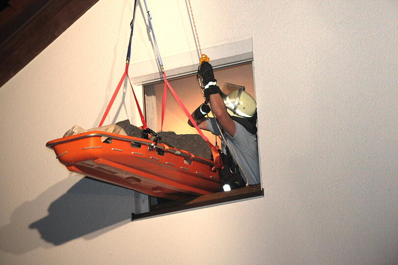 Mit schwerem Gerät befreit die Feuerwehr in Waldkraiburg im Landkreis Mühldorf am Inn einen schwergewichtigen Mann: Durch ein Vakuum ist er in seiner Wanne festgesteckt.