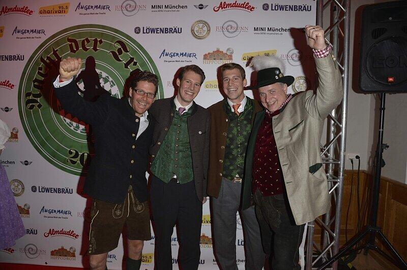 Auch dieses Jahr feierten 2.000 Gäste am Auftakt-Abend der Nacht der Tracht in Dirndl und Lederhosn ein rauschendes Fest im Löwenbräukeller! Bereits zum 12. Mal zapften die Veranstalter Wiesnwirt Christian Schottenhamel und Eventmanager Philip Greffenius beim traditionellen Anstich der Nacht der Tracht das erste Fass gekonnt mit nur zwei Schlägen an, und freuten sich über die gute Stimmung im Festsaal. Die Bilder!