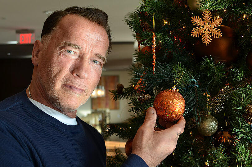 Bei Arnold Schwarzenegger ist nun mal alles eine Nummer größer: Der Weihnachtsbaum in Arnies Haus ragt vier Meter in die Höhe.