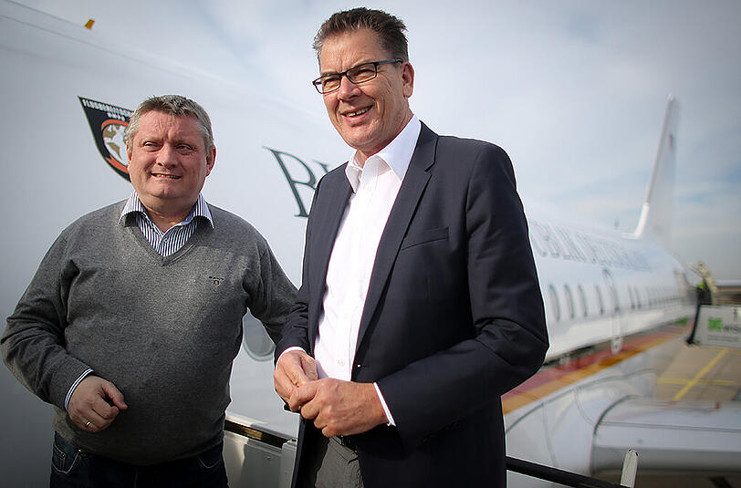 Bundesgesundheitsminister Hermann Gröhe (CDU, l) und Entwicklungsminister Gerd Müller (CSU) kurz vor der Abresie nach Ghana und Liberia.