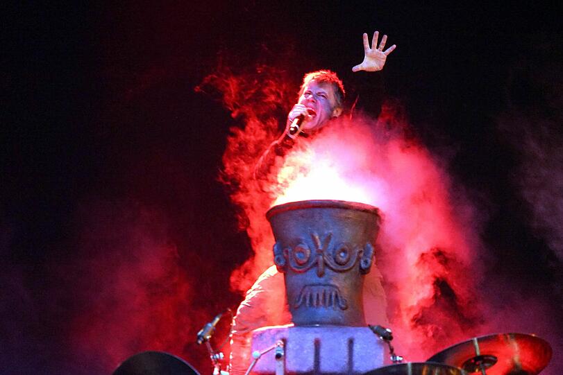 Rock und Regen - die Bilder vom Sonntag auf dem "Rockavaria" mit dem Iron-Maiden-Konzert als Höhepunkt.