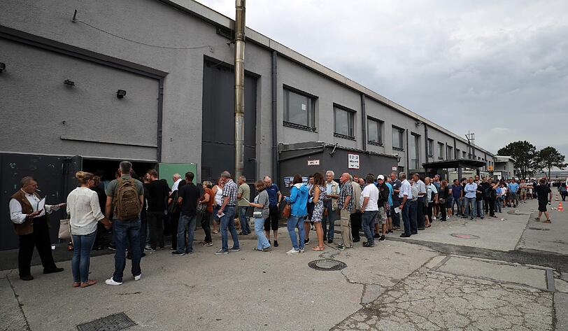 Die Bilder von der Mitgliederversammlung der Münchner Löwen im Zenith.