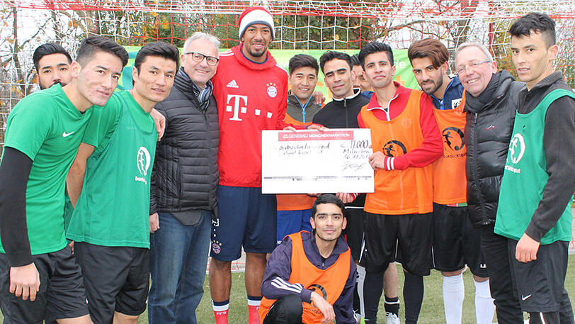 Jérôme Boateng mit dem Team "FC Bayernkaserne united", das überwiegend aus geflüchteten Jugendlichen aus Afghanistan besteht.