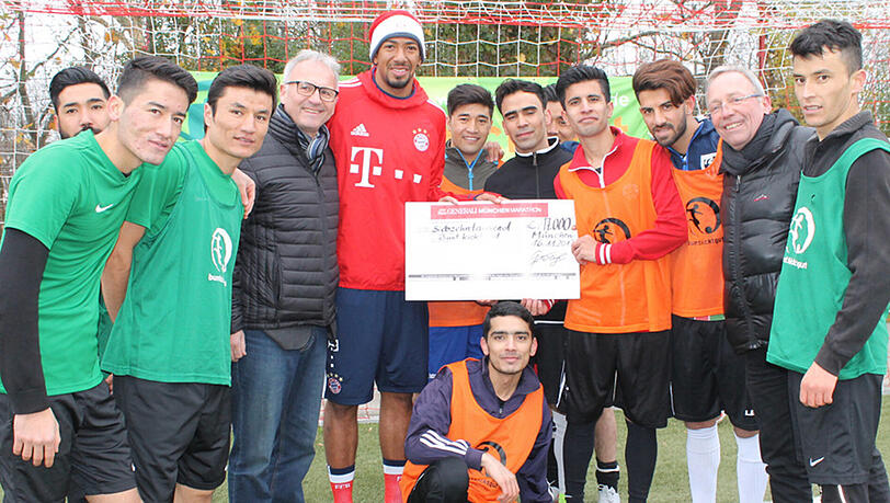 Jérôme Boateng mit dem Team "FC Bayernkaserne united", das überwiegend aus geflüchteten Jugendlichen aus Afghanistan besteht. Jérôme Boateng mit dem Team "FC Bayernkaserne united", das überwiegend aus geflüchteten Jugendlichen aus Afghanistan besteht.