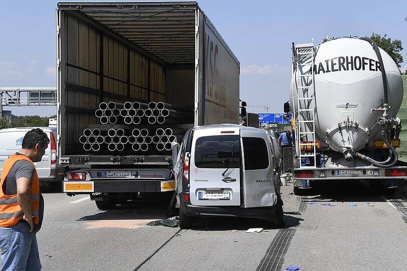 Schwerer Unfall auf der A99, doch der Fahrer kommt wie durch ein Wunder unverletzt aus dem Fahrzeug. Klicken Sie sich durch die Bilder.