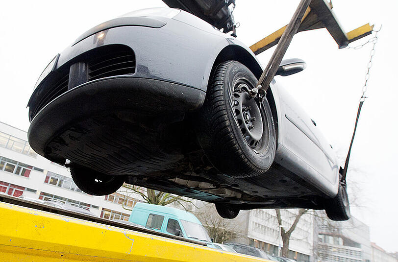 Das Auto der Gruppe wurde abgeschleppt, deswegen kam es zum Streit. Am Ende klauten sie dem Mitarbeiter der Firma das Handy und flüchteten. (Archivbild)