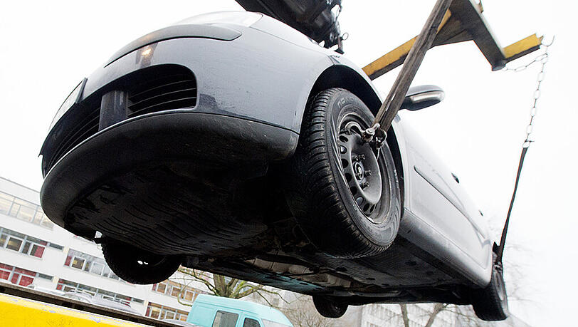 Das Auto der Gruppe wurde abgeschleppt, deswegen kam es zum Streit. Am Ende klauten sie dem Mitarbeiter der Firma das Handy und flüchteten. (Archivbild) Das Auto der Gruppe wurde abgeschleppt, deswegen kam es zum Streit. Am Ende klauten sie dem Mitarbeiter der Firma das Handy und flüchteten. (Archivbild)