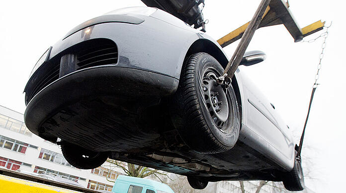 Als der Abschleppwagen kam, war sein Auto schon weg. Trotzdem muss ein Rentner jetzt eine hohe Summe begleichen. (Symbolbild)