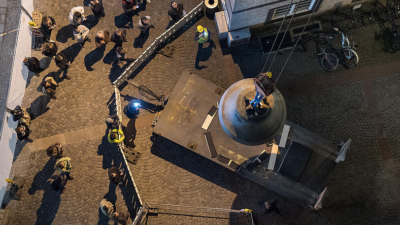 Zwei Glocken des Alten Peters wurden am Mittwochabend mit einem Kran heruntergeholt. Die Bilder.