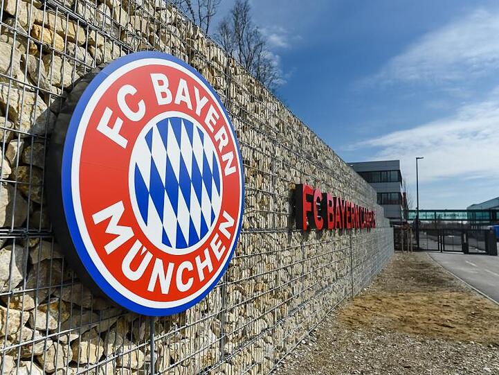 Das Logo des Fußball-Bundesligisten FC Bayern München. Foto: Andreas Gebert/dpa/Archivbild