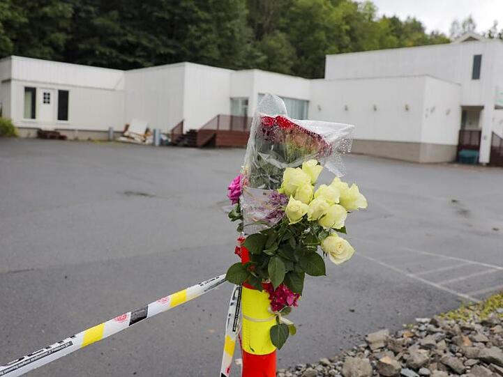 Ein Blumenstrauß erinnert an den versuchten Terroranschlag in der Al-Noor-Moschee bei Oslo.